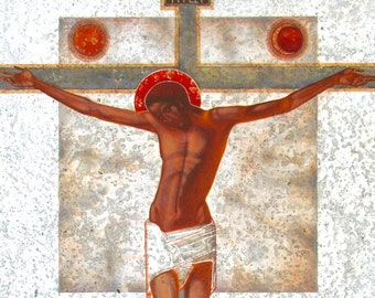 Puede incluir: Una pintura que representa una representación de Jesucristo en la cruz. La pintura está realizada en un estilo tradicional con un fondo blanco y una cruz dorada. La figura de Jesús está pintada en un estilo realista con un tono de piel marrón. La pintura está enmarcada en un sencillo marco de madera.