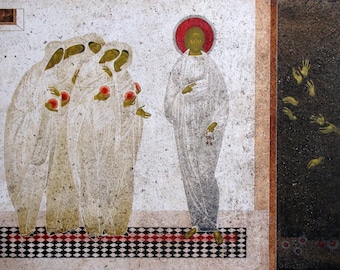 Puede incluir: Una pintura religiosa que representa una figura con una túnica blanca y un halo rojo, de pie sobre un suelo de ajedrez negro y blanco. Tres figuras con túnicas blancas y detalles rojos están de pie a la izquierda de la figura central. El fondo es de color beige claro con una sección marrón oscura en el lado derecho de la pintura.