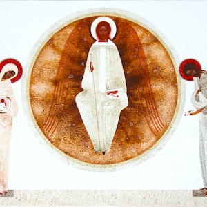 以下が含まれることがあります： 3 人の姿を描いた宗教画。中央の図は、赤と茶色の背景の円の中に座っている、翼のある白いローブを着た天使。他の 2 人の姿も白いローブを着て、円の両側に立っている。これらの姿は、様式化され、ほとんど抽象的な方法で描かれている。