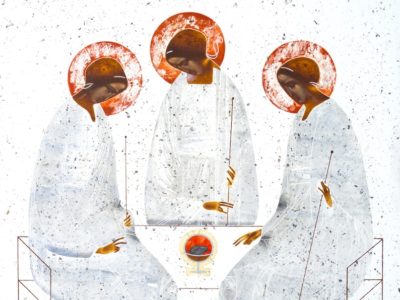 Peut inclure: Une ic&ocirc;ne religieuse repr&eacute;sentant trois figures en robes blanches avec des halos, chacune tenant un b&acirc;ton. Les figures sont assises autour d'un objet central, peut-&ecirc;tre un calice, sur un fond blanc avec une texture mouchet&eacute;e.