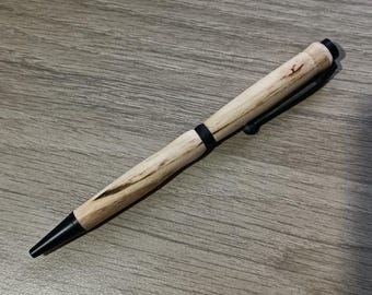 赤いメープル材のボールペン