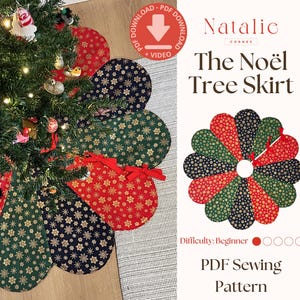 Op de afbeelding: Een kerstboomrok met een bloembladontwerp in rood, groen en marineblauw, versierd met gouden sterpatronen. De rok is rond een versierde kerstboom geplaatst. De afbeelding bevat ook de tekst "The Noël Tree Skirt" en "PDF Sewing Pattern".