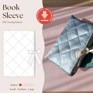 Pode incluir: Uma capa de livro acolchoada azul-clara com padrão de diamante e um laço de fita creme. A imagem inclui o texto Book Sleeve, PDF Sewing Pattern, PDF Download, Beginner, Small, Medium, Large e um desenho de linhas.