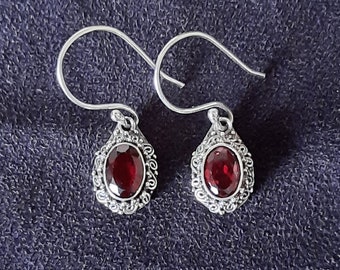 Garnet earrings in 925 silver handmade in Indonesia