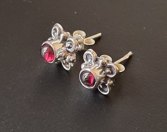 Button earrings in 925 silver and garnet