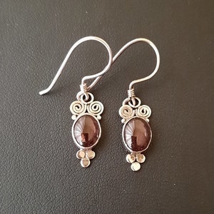 Ręcznie robiona biżuteria ze srebra próby 925 i granatu kaboszonowego