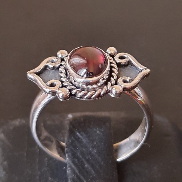 Anillo de granate y plata de ley