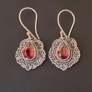 Pendientes de granate en plata de ley 925 hechos a mano en Indonesia
