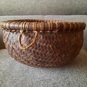 Round bamboo basket, vintage handicraft from Borneo image 4