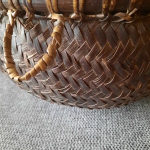 Round bamboo basket, vintage handicraft from Borneo image 7