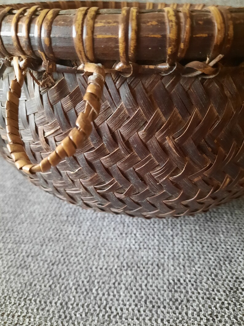 Round bamboo basket, vintage handicraft from Borneo image 7