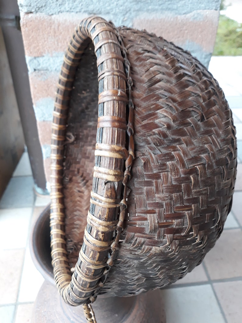 Round bamboo basket, vintage handicraft from Borneo image 9