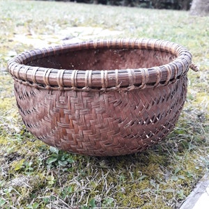 Round bamboo basket, vintage handicraft from Borneo image 8