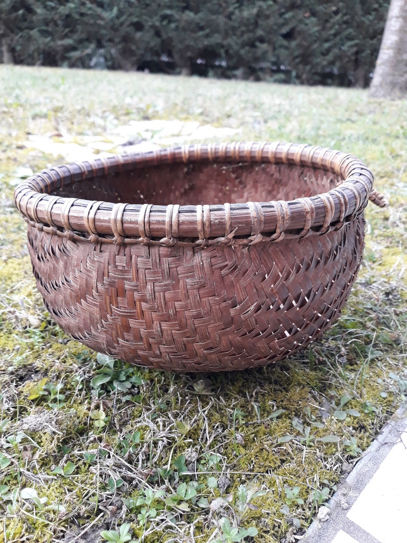 Round bamboo basket, vintage handicraft from Borneo image 8