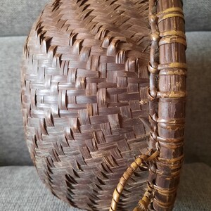 Round bamboo basket, vintage handicraft from Borneo image 5