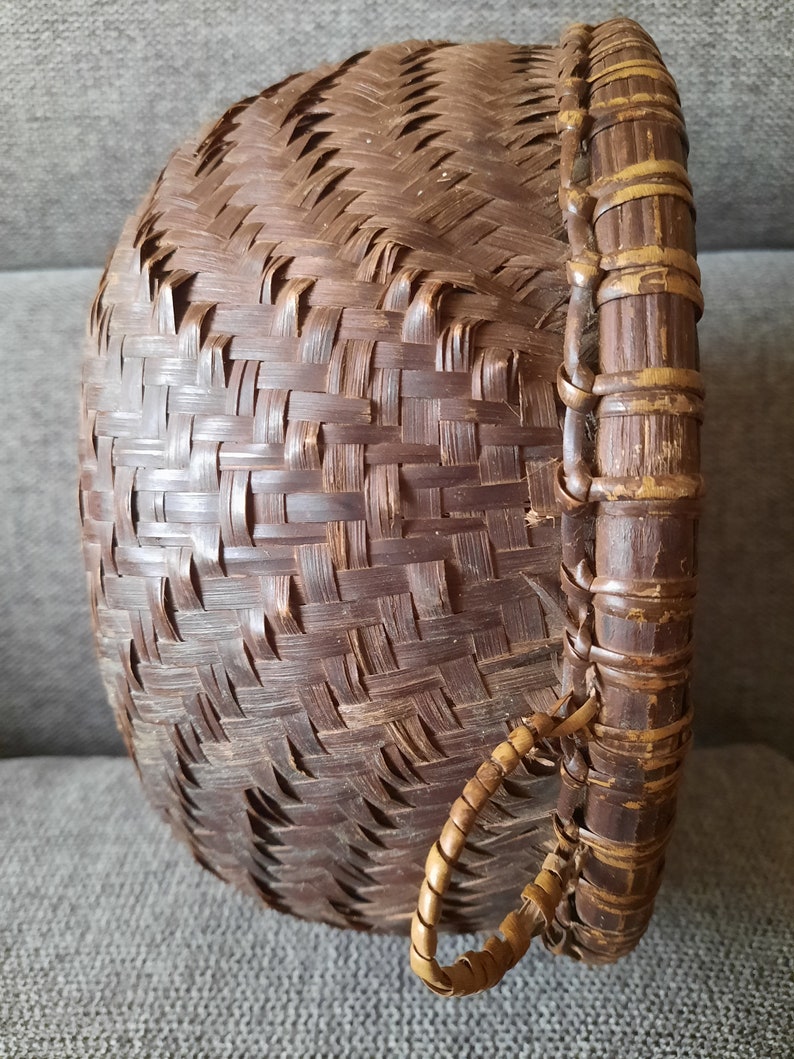Round bamboo basket, vintage handicraft from Borneo image 5