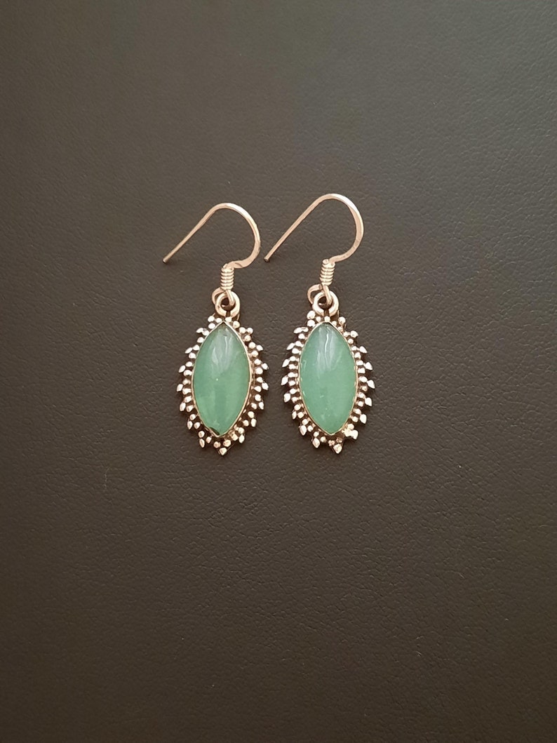 Pendientes de plata con piedra de calcedonia en forma ovalada.