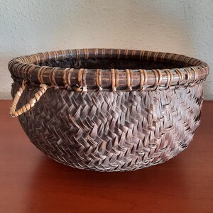 Round bamboo basket, vintage handicraft from Borneo image 2