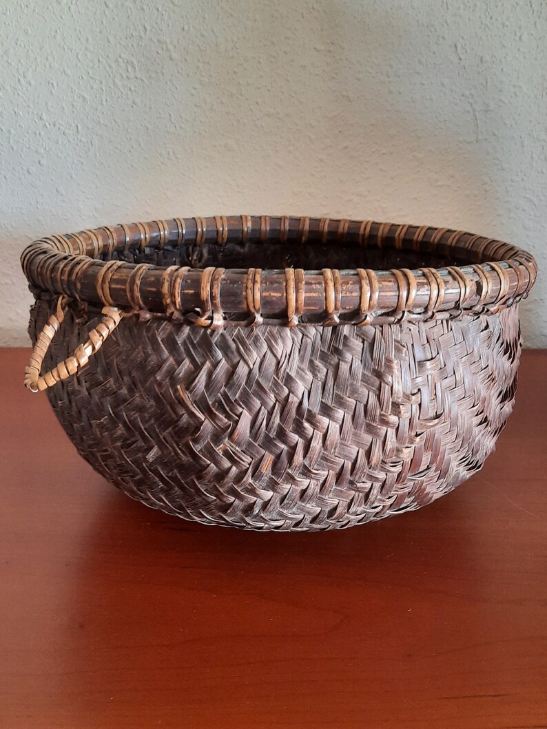 Round bamboo basket, vintage handicraft from Borneo image 2