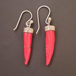 Brincos de coral vermelho profundo e prata 925