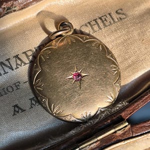 Art Nouveau Chain Pendant Ruby around 1920 Pendant Art nouveau round floral