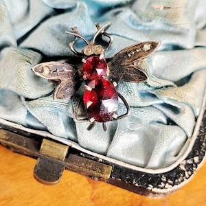 Art nouveau Bow Tie Silver Garnet & Seed Pearl 1890 Victorian Design Animal Insect Clamp Needle Gemstone cottage Country house rare antique red rar