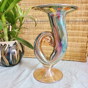 Firmato Vaso / Scultura in Vetro 1980 Iridescente Design Tromplet Calice Design Unico Bocca Soffiato Studi Vetro artglass colorato brocante vintage