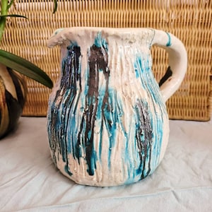 Raku design keramikkanna, signerad, i blått, cirka 1981, handgjord, samlarobjekt, unikt verk, keramik, mjölk, juice, vattenkanna, blå vas, present, stuga