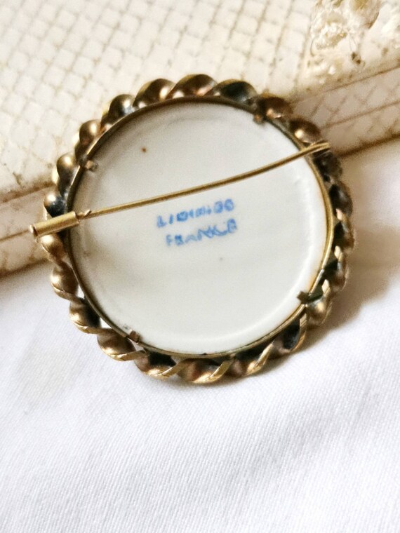 Broche En Porcelaine De Limoges Et Laiton - Multicolore, Occasion