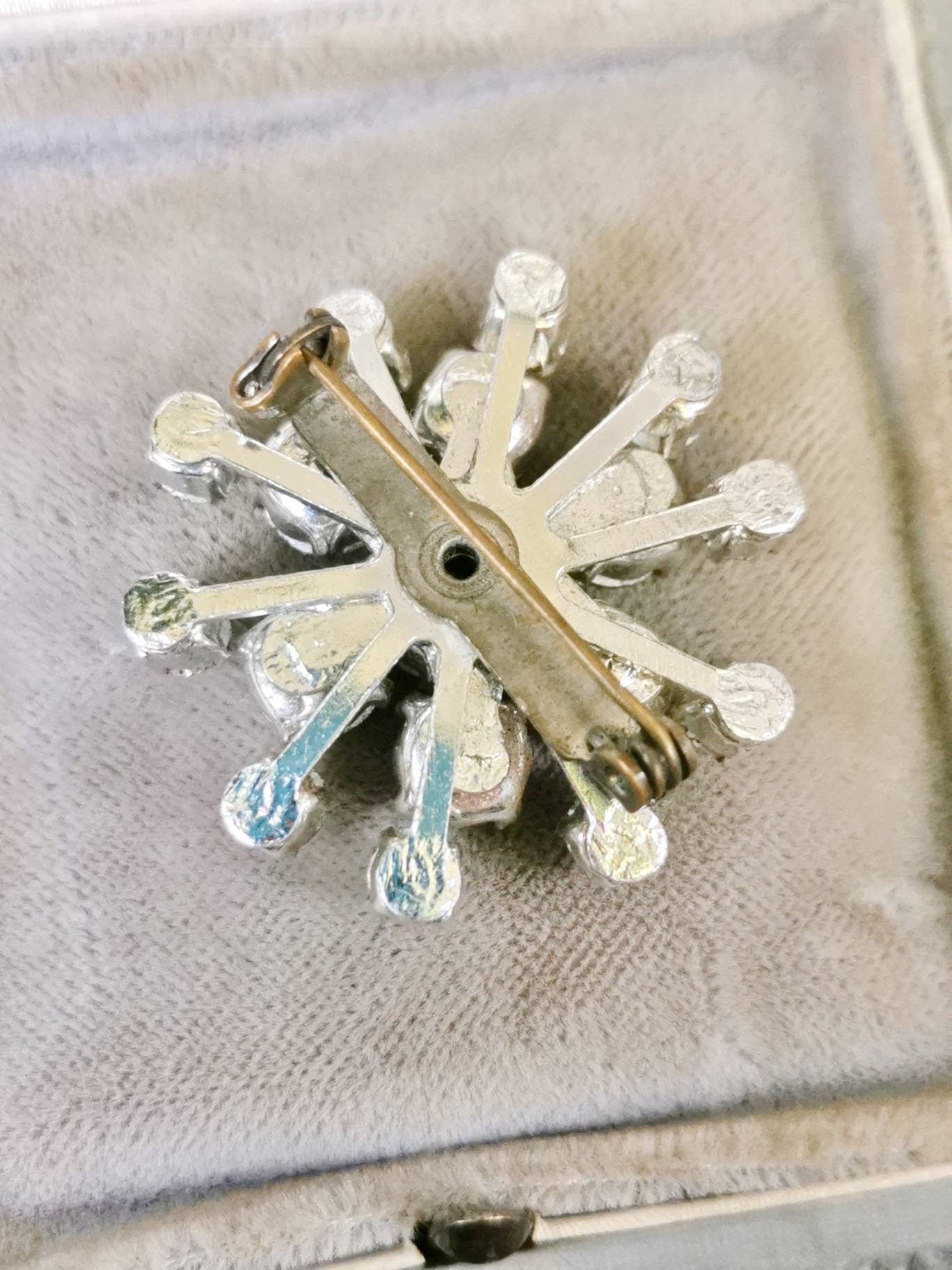 Broche Vintage En Nacre Avec éclats Aurora Borealis - 3 Cm - Parfait Pour Ajouter Une Touche Rétro à Vos Tenues