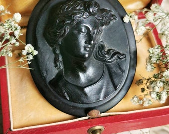 Viktorain Jet / Gagat Gemme Cameo around 1830 true vintage ladies portrait in black antique true vintage mourning jewelry cottage country house wow