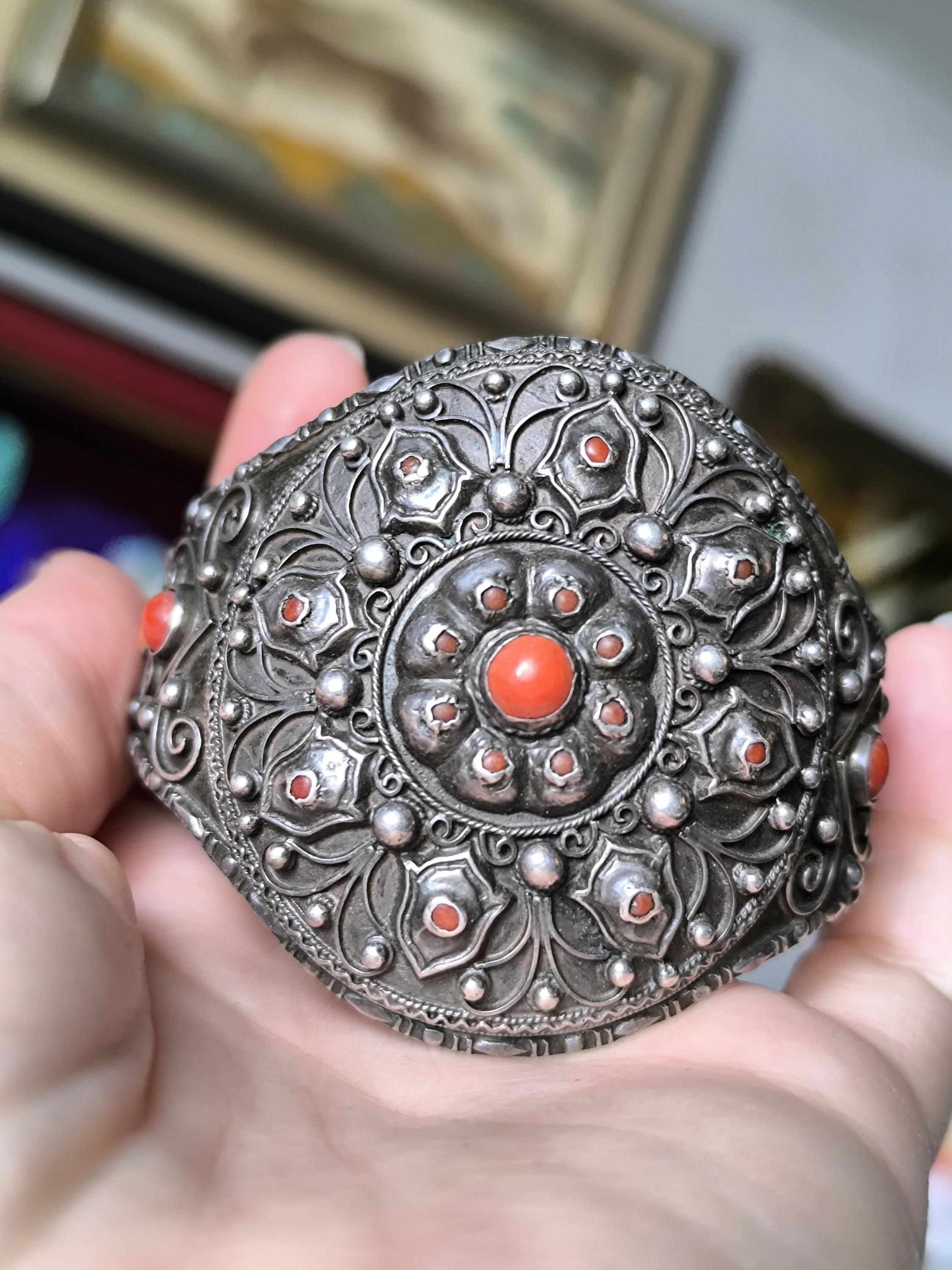 Bracelet Ancien En Argent Massif Avec Corail Rouge - Bijou Traditionnel Vintage, Occasion