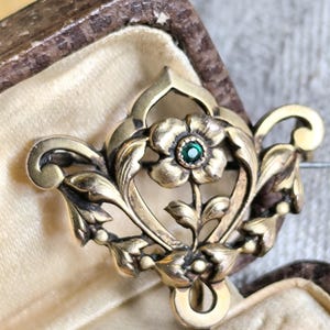 Antique Art Nouveau brooch with floral motif | Gold-plated brass & green stone | circa 1900