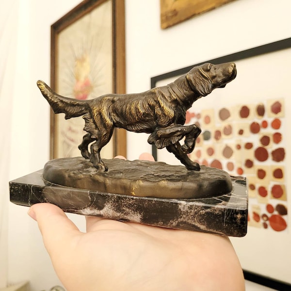 Figure en bronze Épagneul breton Chien de chasse sur un dessus en marbre vers 1920-1930 Design Sculpture Bureau chien chien Chien Brocante marbrée