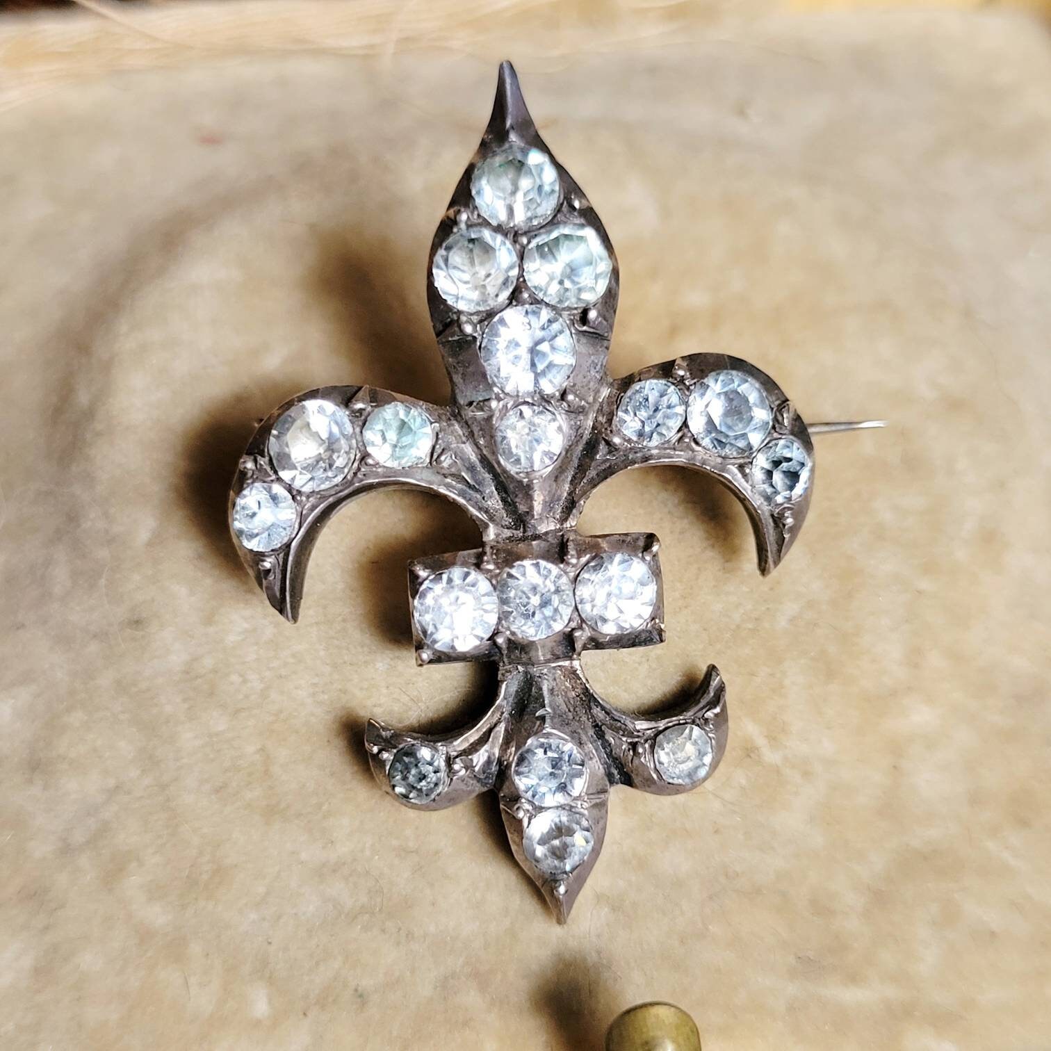 Fleur de lis brooch deals