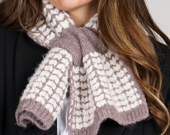 Durchzugsschal Cappuccino Beige Braun und Creme Abstraktes Herz Gestrickter Halswärmer Supersoft Recycled Blend