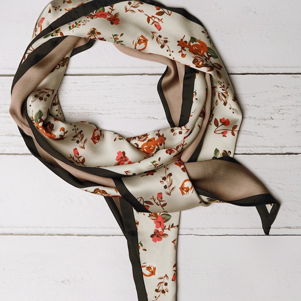Foulard fin et soyeux à fleurs, foulard étroit avec bordure noire, imprimé orange rouge crème avec dos beige uni contrasté