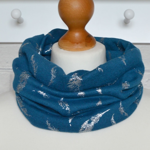 Snood bleu sarcelle avec imprimé feuille de plumes métallisé argenté Verity Fine Knit Cache-cou léger