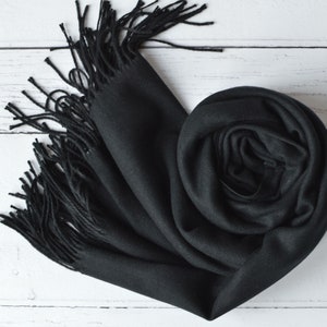 Grande écharpe Drew en Pashmina noir super doux pour occasions spéciales, avec pampilles, option de personnalisation