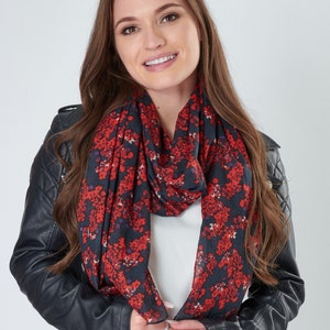Bio Baumwolle Schal Damen Rot Ditsy Floral Wrap mit gerollten Kanten