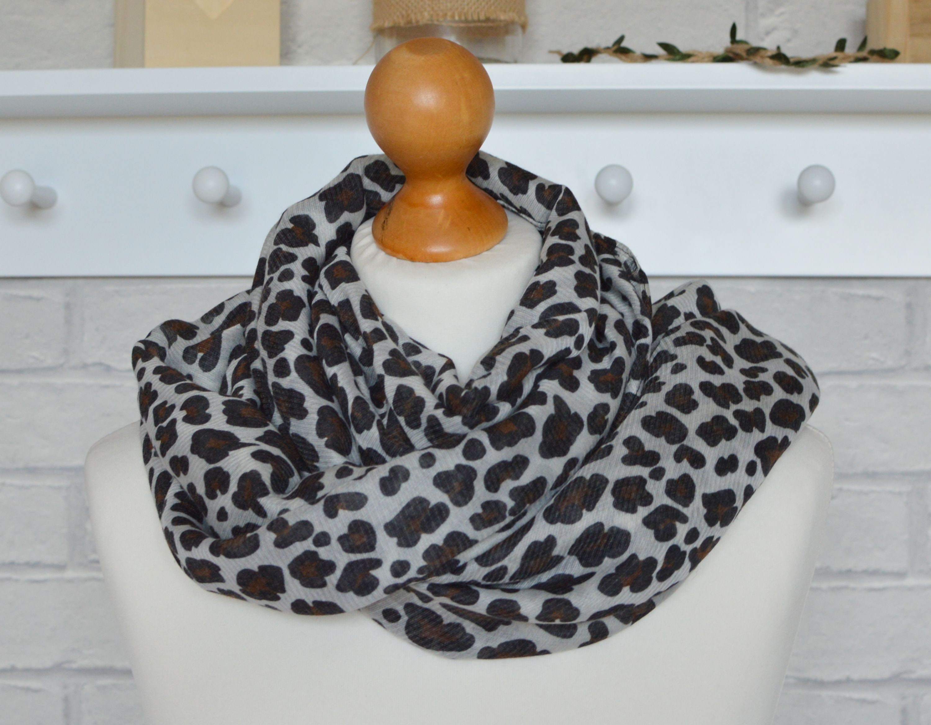 Sciarpa con stampa leopardata in marrone e nero