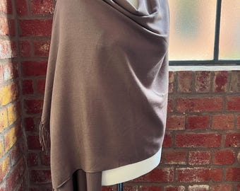 Pashmina Drew beige topo, súper suave, de peso medio, grande, para ocasiones especiales, con borlas