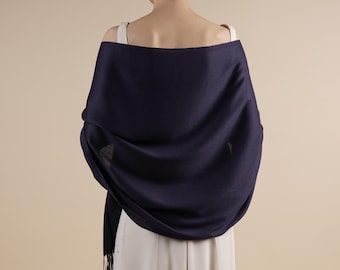 Aprile Pashmina blu navy leggera, grande, avvolgente per occasioni speciali con nappe