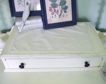 Schlichtes weißes Vintage Deckchen aus Baumwolle mit Häkelkante, antikes Leinen, Vintage Dresser Schal, Baumwolldeckchen, Bauernhaus Cottage Dekor