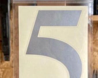 5" vinylstickers hoog, één nummer