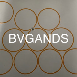 K&ouml;nnte beinhalten: Ein wei&szlig;es Blatt mit mehreren orangefarben umrandeten Kreisen. Der Schriftzug "BVGANDS" ist wei&szlig; mittig gedruckt. Die Kreise sind gleichm&auml;&szlig;ig angeordnet und in einem rasterartigen Muster angeordnet. Das Bild hat eine klare, minimalistische &Auml;sthetik.