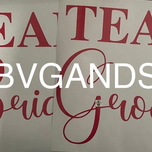 K&ouml;nnte beinhalten: Zwei wei&szlig;e Bl&auml;tter mit rotem Text. Auf einem Blatt steht "TEAM Bride" in einer kursiven Schrift. Auf dem anderen steht "TEAM Groom" in einer &auml;hnlichen Schrift. Das Wort "BVGANDS" steht in wei&szlig;en Blockbuchstaben.