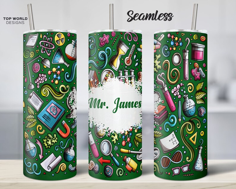Pode incluir: Um copo verde com uma se&ccedil;&atilde;o de nome personalizada branca que diz "Mr. James". O copo &eacute; coberto com um padr&atilde;o colorido de tem&aacute;tica cient&iacute;fica com imagens de b&eacute;queres, tubos de ensaio, &aacute;tomos e outros itens relacionados &agrave; ci&ecirc;ncia.