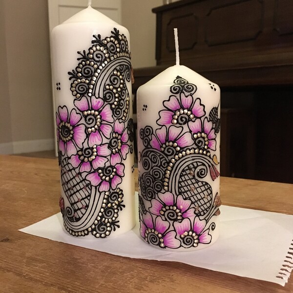 Set di 2 candele a colonna profumate all'henné, dipinte a mano e personalizzate.