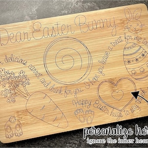 Puede incluir: Una tabla de cortar de madera con un diseño grabado para Pascua. Muestra un conejito, una zanahoria, un huevo y el texto "Querido conejito de Pascua, Una deliciosa zanahoria y una bebida para ti. ¡Espero que dejes un regalo para mí también! ¡Feliz Pascua, abrazos para decir gracias!"